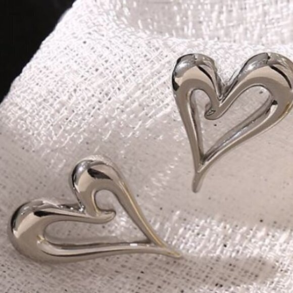 ❤️ Silver Plated Ear Posts Heart Stud Earrings - Picture 1 of 3